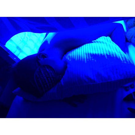 1_3_2_chronohealth_lightherapy_light goes through the__skin_blue light therapy during sleep.png